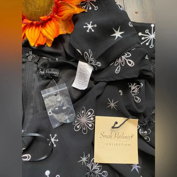 🦋B2G1🦋UNIQUE VINTAGE SMAK PARLOUR Black & Silver Snowflake Batwing Dress… - Picture 11 of 13